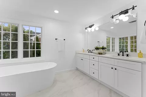 9808 Fox Rest Ln, Vienna, VA 22181 photo 16