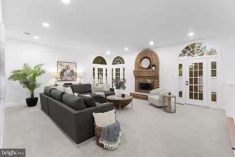 9808 Fox Rest Ln, Vienna, VA 22181 photo 11