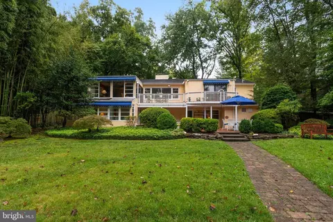 6514 Lakeview Dr, Falls Church, VA 22041