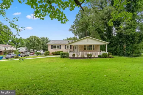 6819 Reynard Dr, Springfield, VA 22152 photo 2