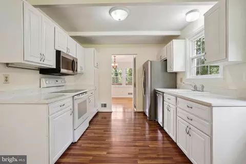 6819 Reynard Dr, Springfield, VA 22152 photo 10