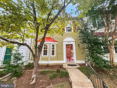9856 Oakdale Woods Ct, Vienna, VA 22181