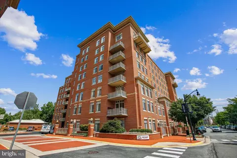 4480 Market Commons Dr #509, Fairfax, VA 22033
