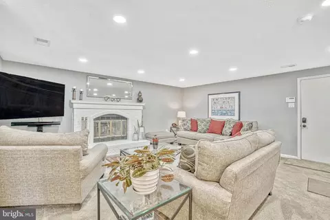 Living - 7596 Seabrook Ln, Springfield, VA 22153 photo 2 of 3