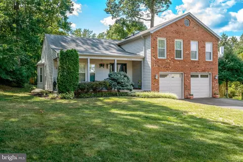 7596 Seabrook Ln, Springfield, VA 22153