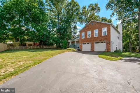 Exterior - 7596 Seabrook Ln, Springfield, VA 22153 photo 2 of 13