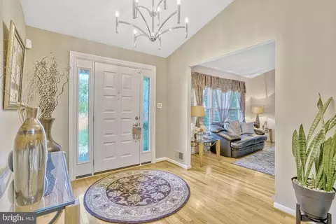 Entry Way - 7596 Seabrook Ln, Springfield, VA 22153 photo 4 of 10