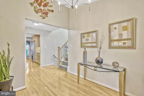 Entry Way - 7596 Seabrook Ln, Springfield, VA 22153 photo 7 of 10