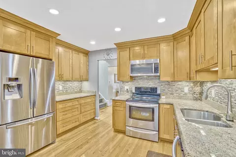 Kitchen - 7596 Seabrook Ln, Springfield, VA 22153 photo 4 of 5