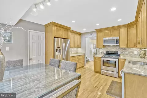 Kitchen - 7596 Seabrook Ln, Springfield, VA 22153 photo 3 of 5