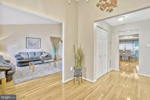 Entry Way - 7596 Seabrook Ln, Springfield, VA 22153 photo 5 of 10