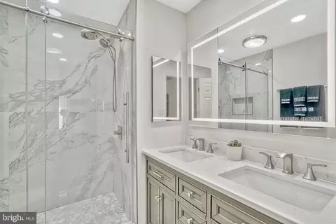 Bath - 7596 Seabrook Ln, Springfield, VA 22153 photo 2 of 4