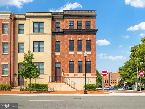 713 Monroe St, Herndon, VA 20170