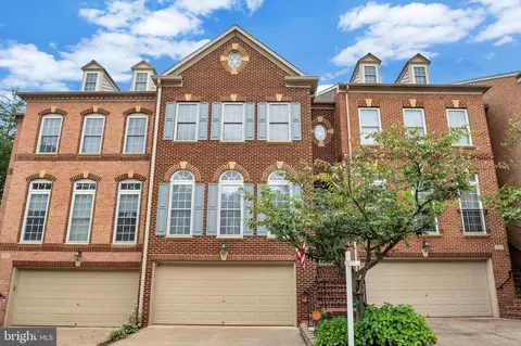 9193 Point Replete Dr, Fort Belvoir, VA 22060