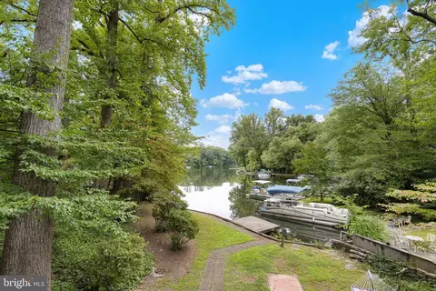6334 Lakeview Dr, Falls Church, VA 22041