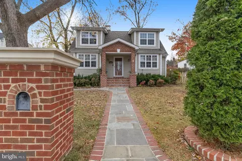 6825 Barrett Rd, Falls Church, VA 22042