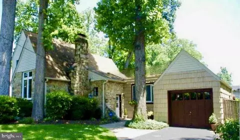 2835 Woodlawn Ave, Falls Church, VA 22042