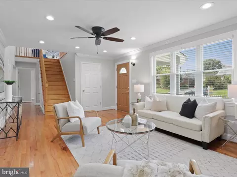 Living - 6019 Frederick St, Springfield, VA 22150 photo 3 of 10