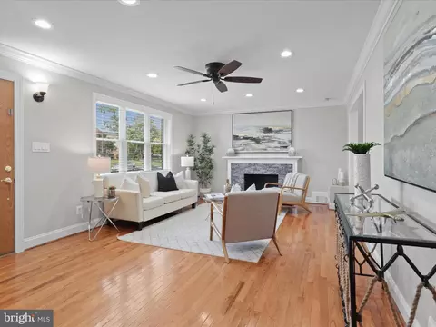 Living - 6019 Frederick St, Springfield, VA 22150 photo 2 of 10