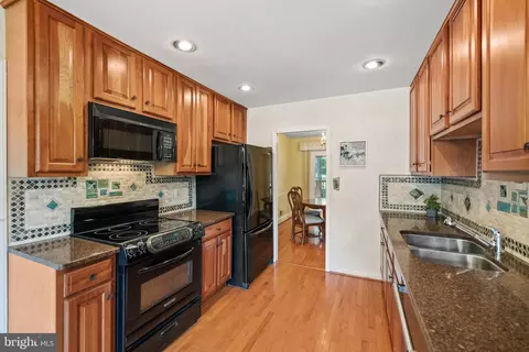7933 Saint George Ct, Springfield, VA 22153 photo 8