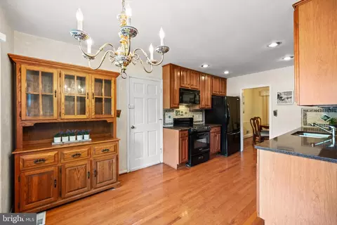 7933 Saint George Ct, Springfield, VA 22153 photo 12