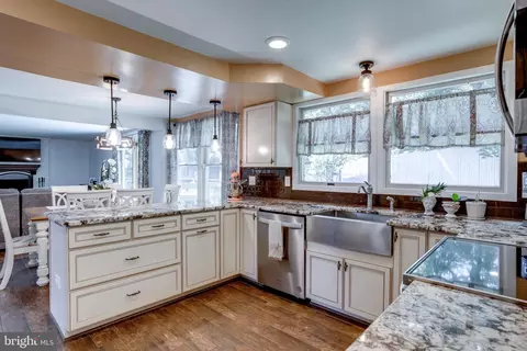 8693 Young Ct, Springfield, VA 22153 photo 4