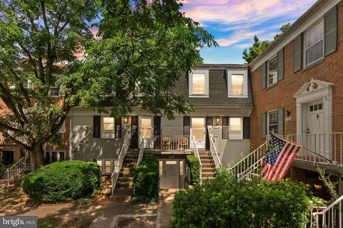 6111 Strasburg Dr, Centreville, VA 20121