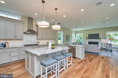7019 Ridge Dr, Alexandria, VA 22306