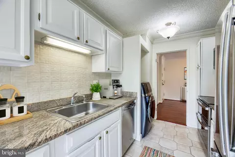 Kitchen - 1800 Old Meadow Rd #522, Mclean, VA 22102 photo 2 of 2