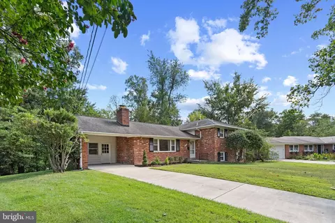5915 Merritt Pl, Falls Church, VA 22041