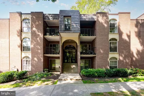 3326 Woodburn Village Dr #3326-34, Annandale, VA 22003