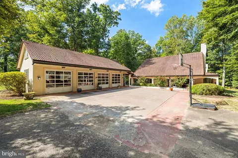 10611 Vickers Dr, Vienna, VA 22181