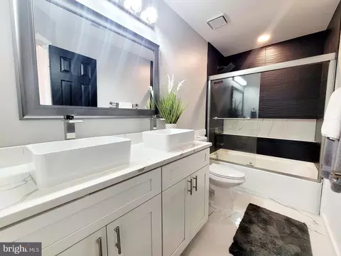 Bath - 9501 Millgate Pl, Burke, VA 22015 photo 8 of 10