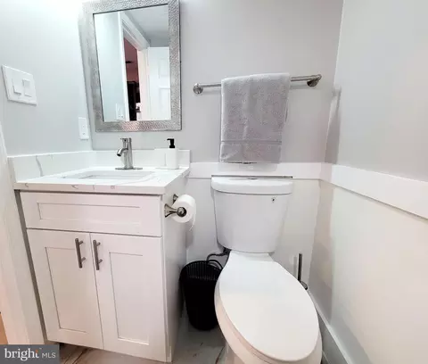 Bath - 9501 Millgate Pl, Burke, VA 22015 photo 9 of 10