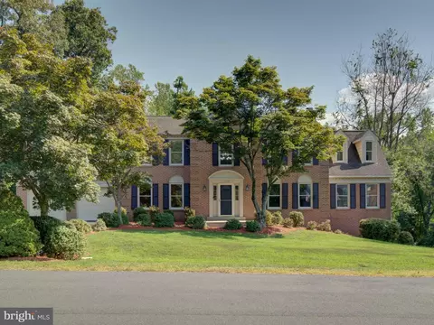11769 Hollyview Dr, Great Falls, VA 22066