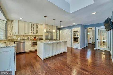 702 Seneca Rd, Great Falls, VA 22066