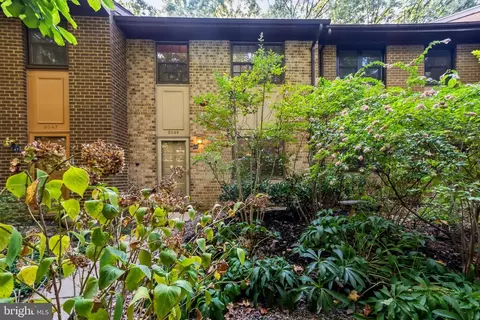 2049 Headlands Cir, Reston, VA 20191 photo 3