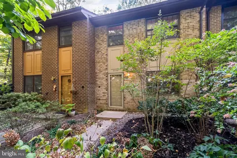 2049 Headlands Cir, Reston, VA 20191 photo 2