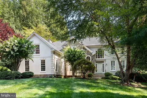 805 Sherlin Ln, Great Falls, VA 22066