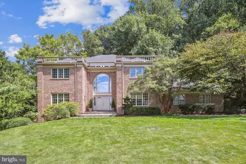 10321 Hickory Forest Dr, Oakton, VA 22124