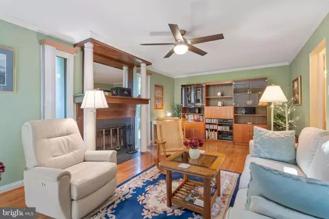 6055 Forrest Hollow Ln, Springfield, VA 22152 photo 4