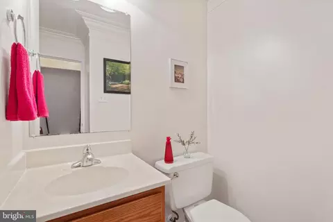 6055 Forrest Hollow Ln, Springfield, VA 22152 photo 16