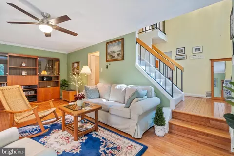 6055 Forrest Hollow Ln, Springfield, VA 22152 photo 3