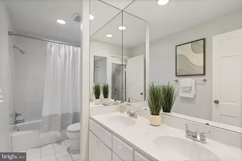 Bath - 8206 Langbrook Rd, Springfield, VA 22152 photo 4 of 4