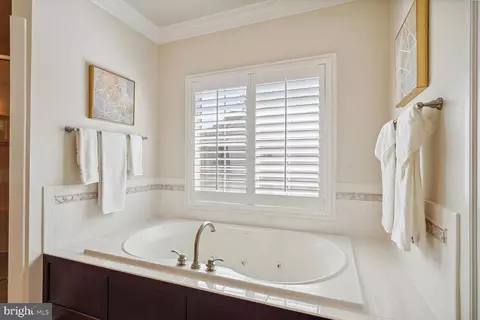 Bath - 1573 Maddux Ln, Mclean, VA 22101 photo 3 of 4