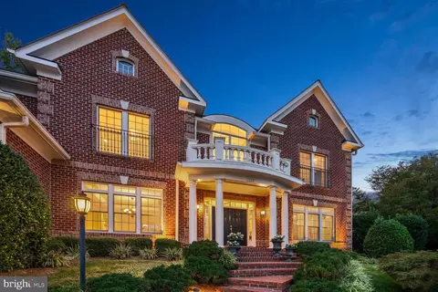 Exterior - 1573 Maddux Ln, Mclean, VA 22101 photo 3 of 9