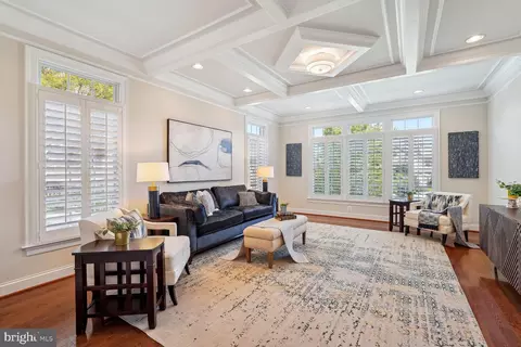 Living - 1573 Maddux Ln, Mclean, VA 22101 photo 3 of 4