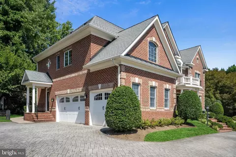 Exterior - 1573 Maddux Ln, Mclean, VA 22101 photo 5 of 9