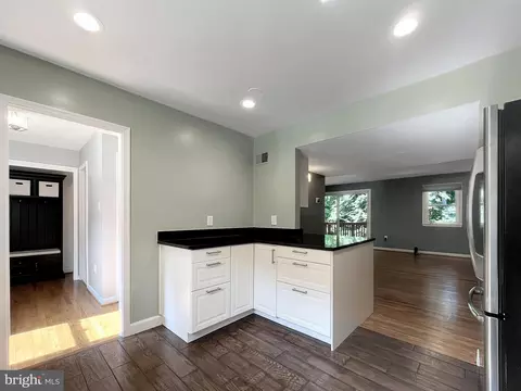 8802 Cameo Sq, Springfield, VA 22152 photo 5