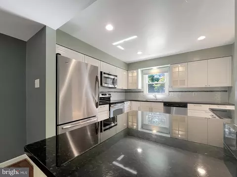 8802 Cameo Sq, Springfield, VA 22152 photo 7